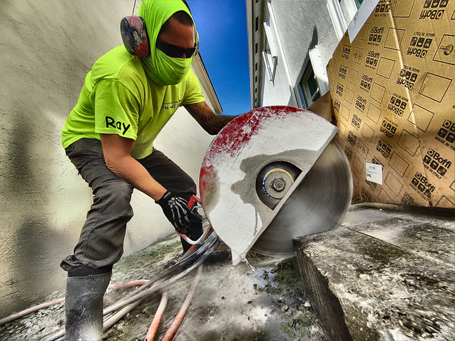 Cutting in a construction site using a hydraulic Handsaw